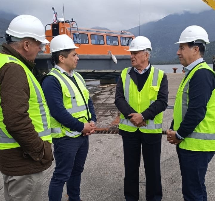 Ejecutivos reciben al senador Sandoval en recorrido por el puerto